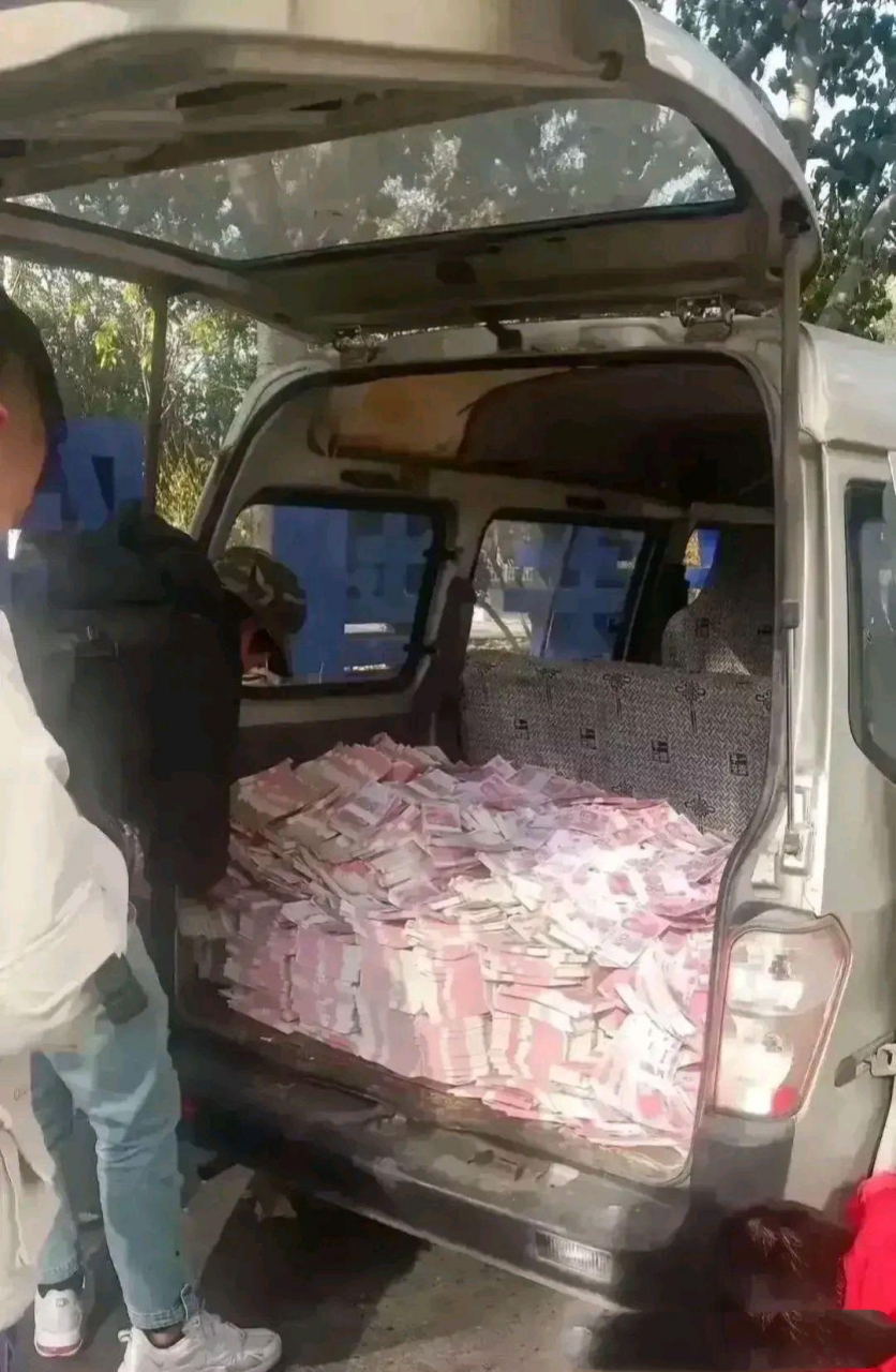 这破面包车平平无奇,没想到内有乾坤!有钱人真是低调啊