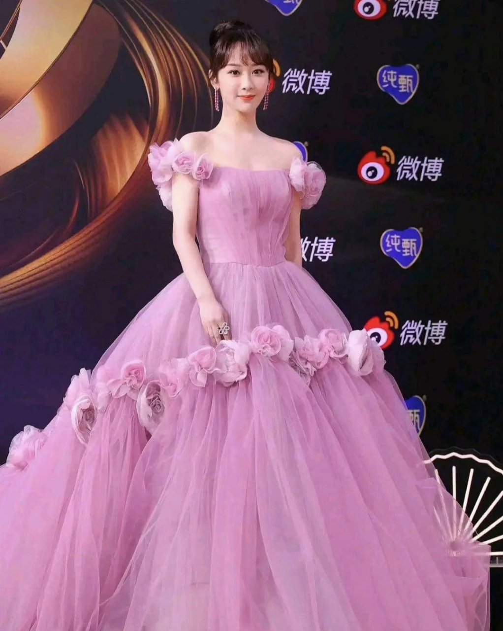 今天杨紫穿了一穿公主裙亮相微博好漂亮呀!