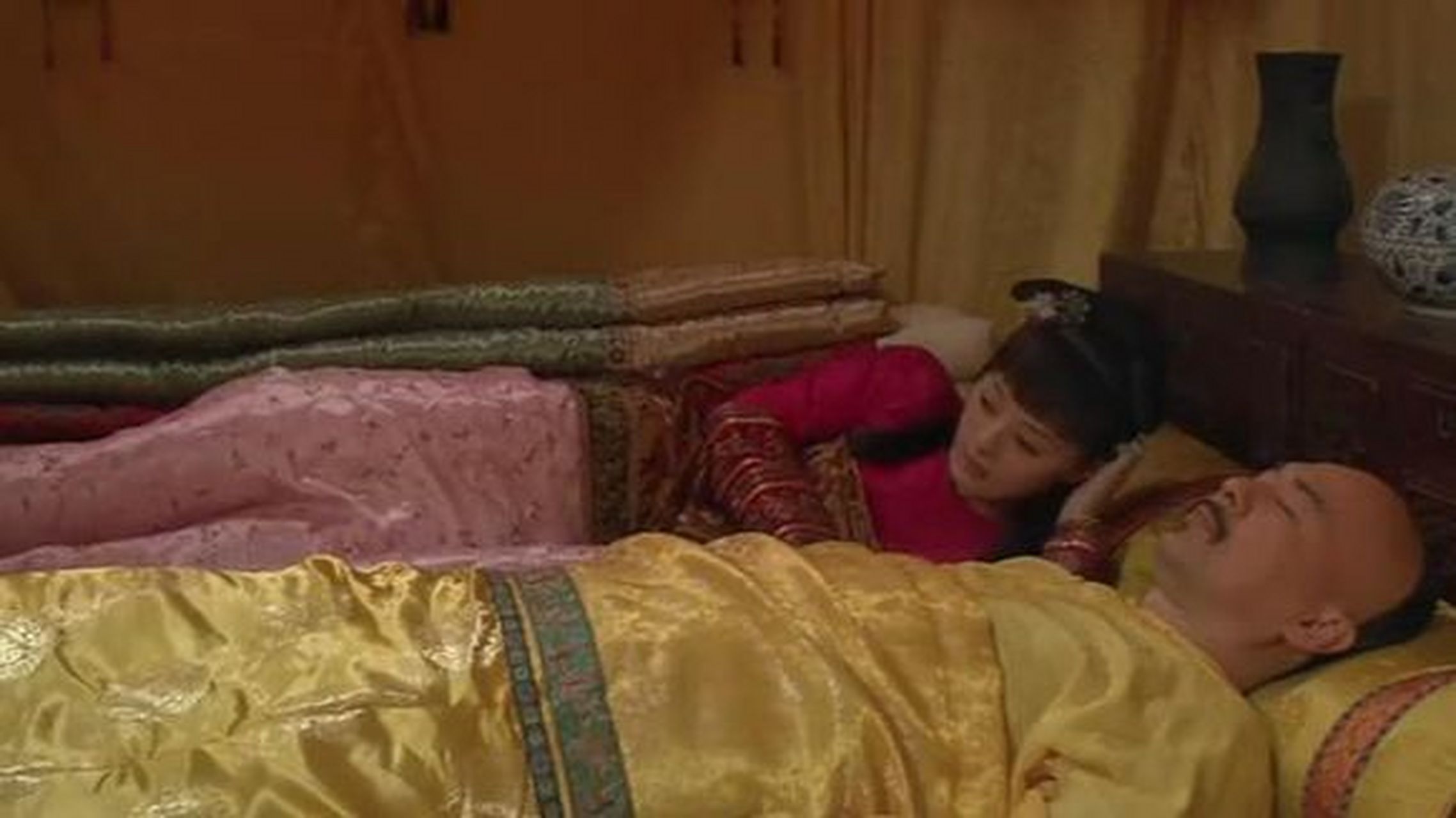 《甄嬛传》中侍寝的戏是同一天拍的,陈建斌躺在床