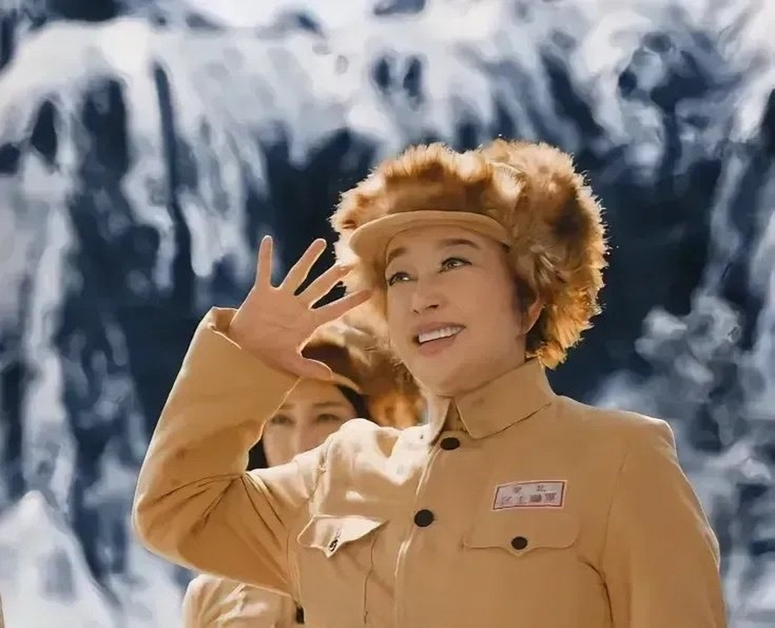 不懂就问,刘晓庆新戏《冰雪狙击2》当中,这个敬礼姿势五指开叉,也能