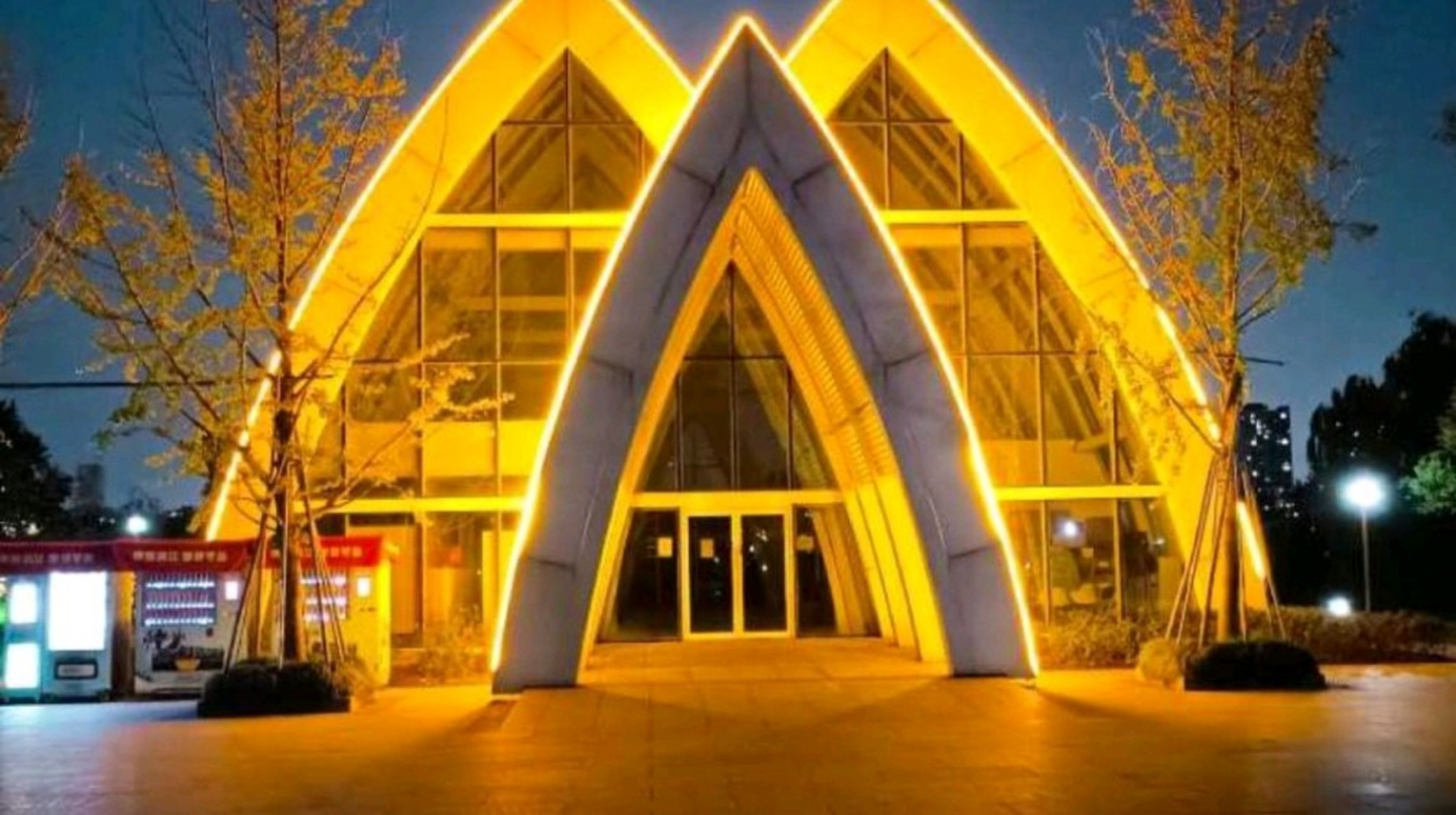 白马湖动漫广场位于杭州市滨江区长江南路336号,是集动漫,游戏,休闲