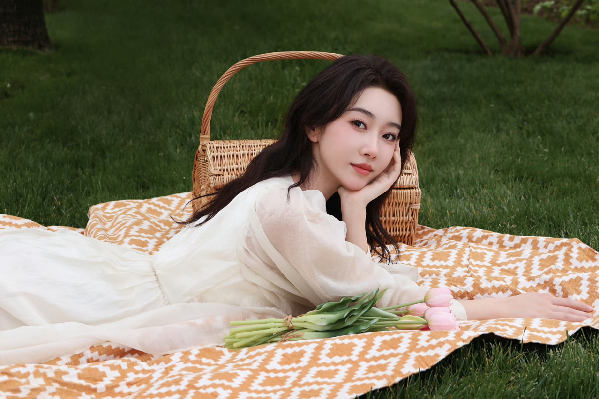 宣璐光着小脚丫坐在草坪上,就像一幅美丽的风景画,让人沉醉.