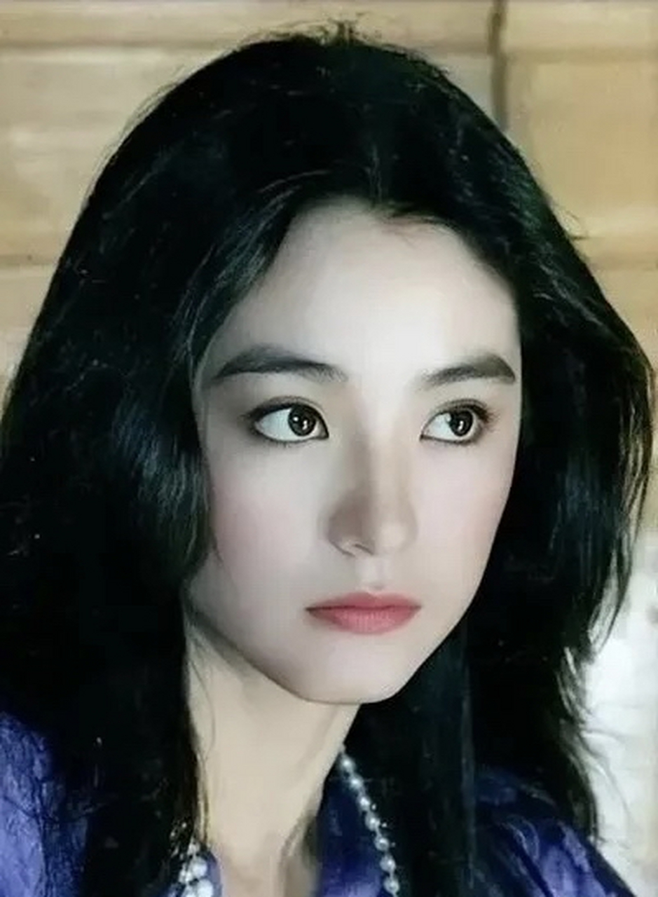 林青霞穿着十分前卫大胆,在那个年代竟然连马赛克都没打.