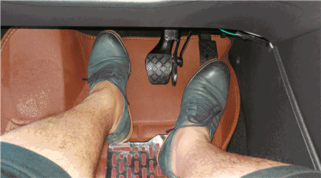 开车左脚右脚各踩的是什么呢?