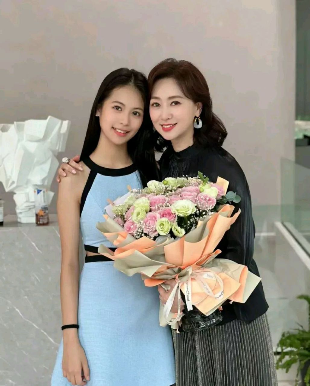 翁虹的女儿小水晶确实令人惊叹,她的美貌和魅力让人无法忽视.