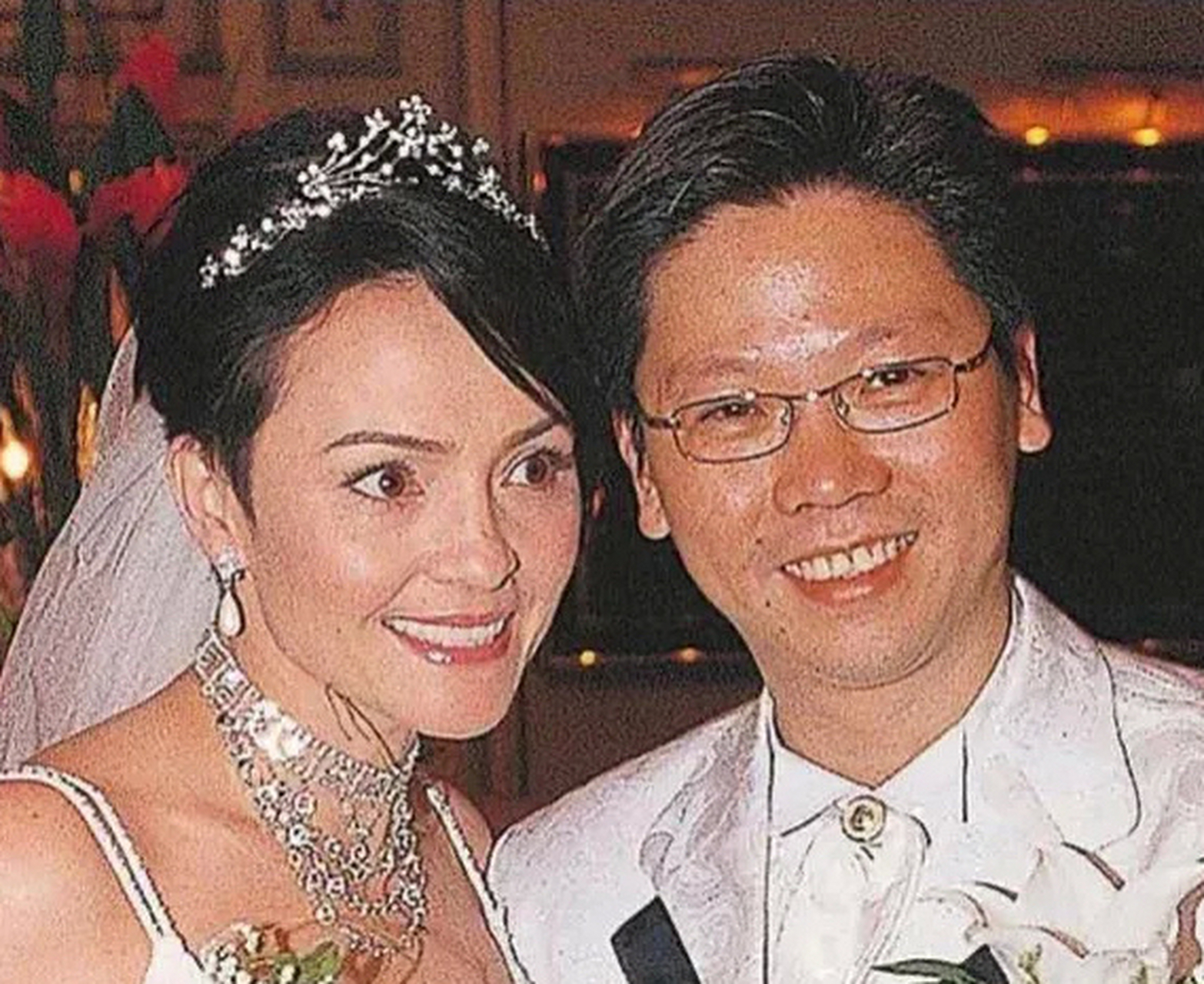 张柏芝妈妈年轻时候的婚纱造型真的很惊艳,不过当时的新郎不是张柏芝