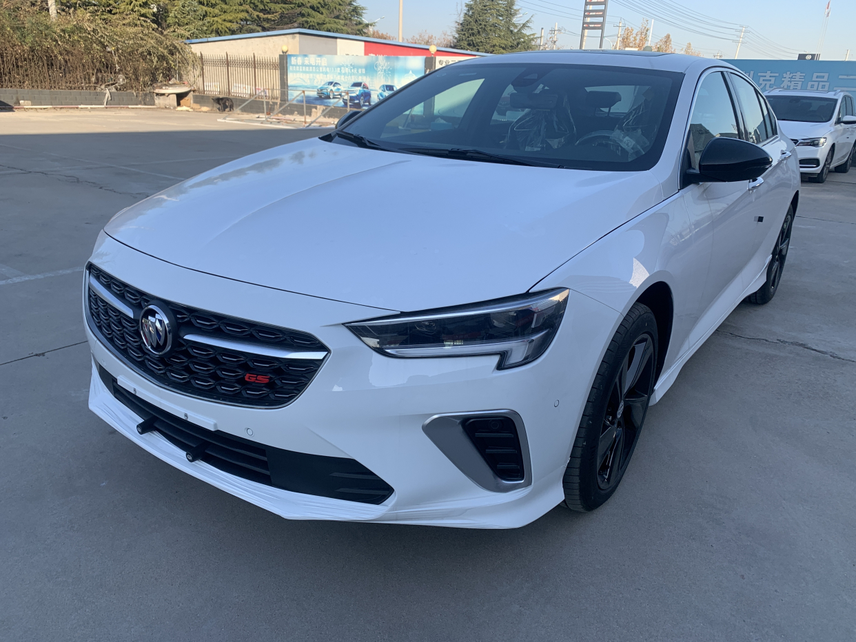 很少见的白色君威gs