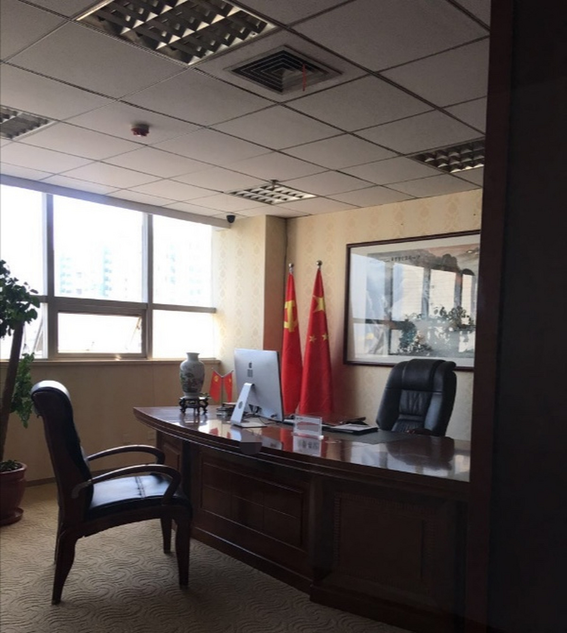 领导快下班的时候,悄悄地把我叫到办公室  问我:"你有没有爱吸烟的