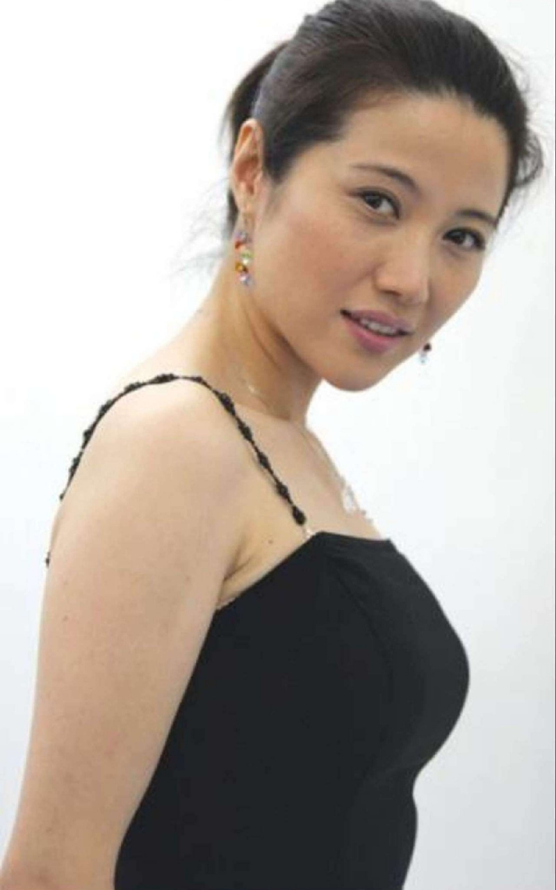 这不是艳红艳艳,徐娘半老,风韵犹存.好性感啊!好漂亮!