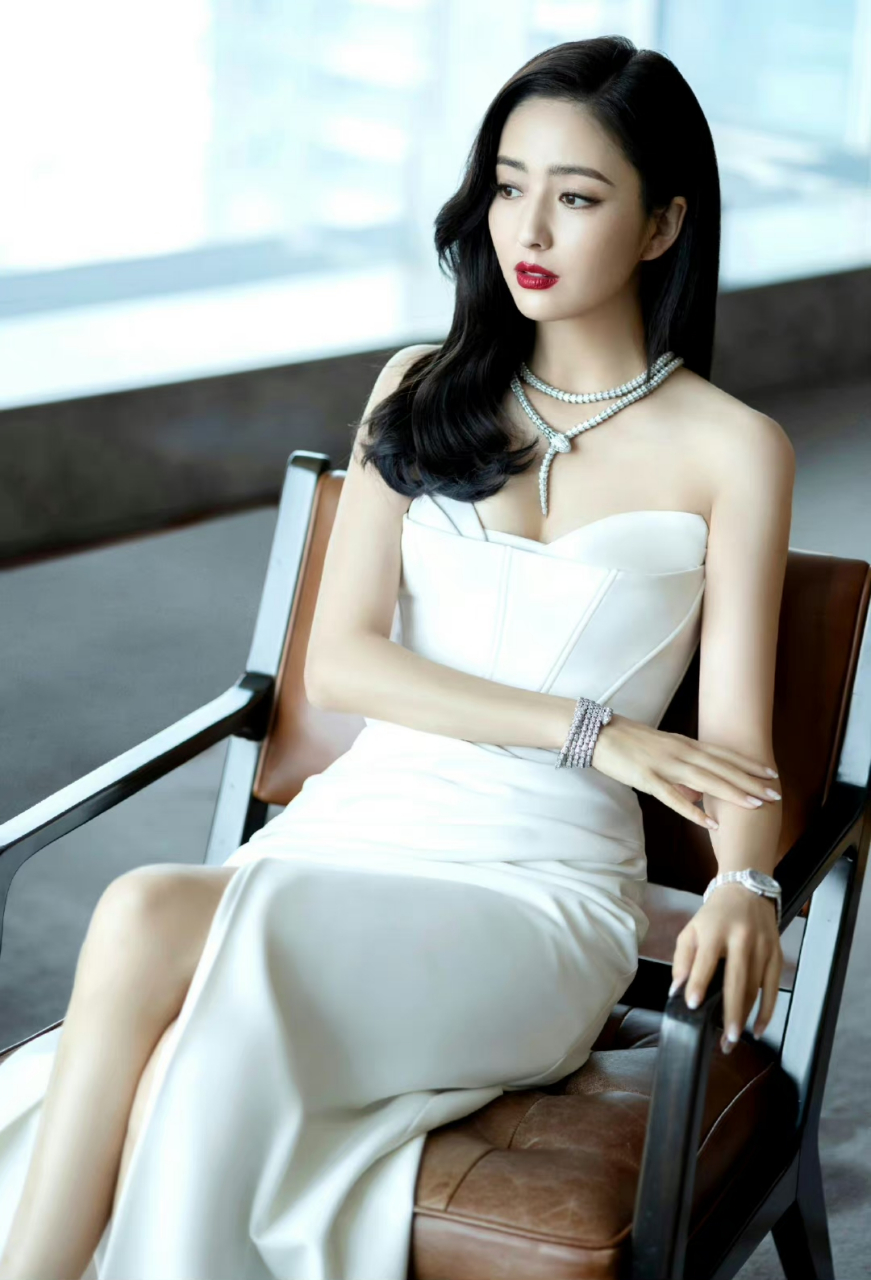 佟丽娅美照,身穿白色抹胸长裙美艳动人!#养眼美女