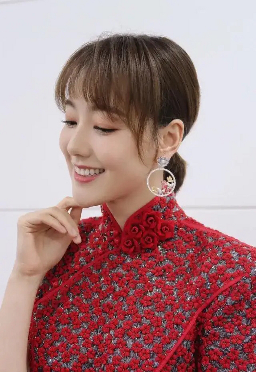 央视美女主持人王冠,肤白貌美大长腿,天生丽质,貌美如花