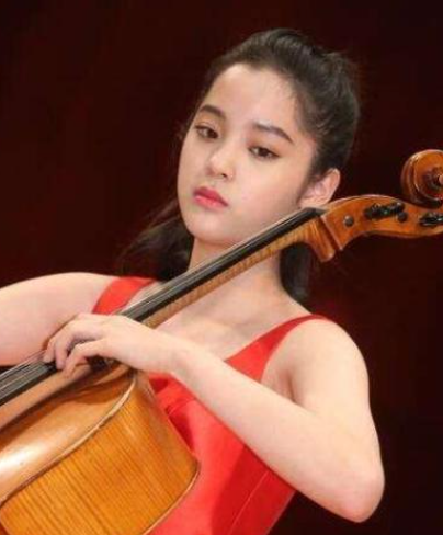 演员女星欧阳娜娜喝汤风波升级