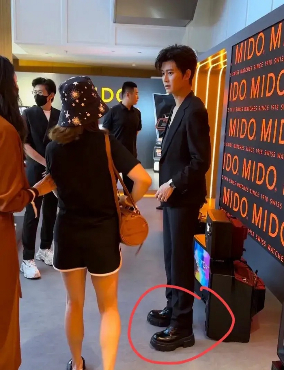 任嘉伦为了显高真的拼了!