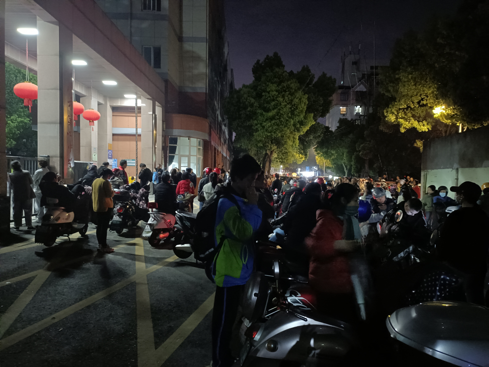 接学生晚自习下课!