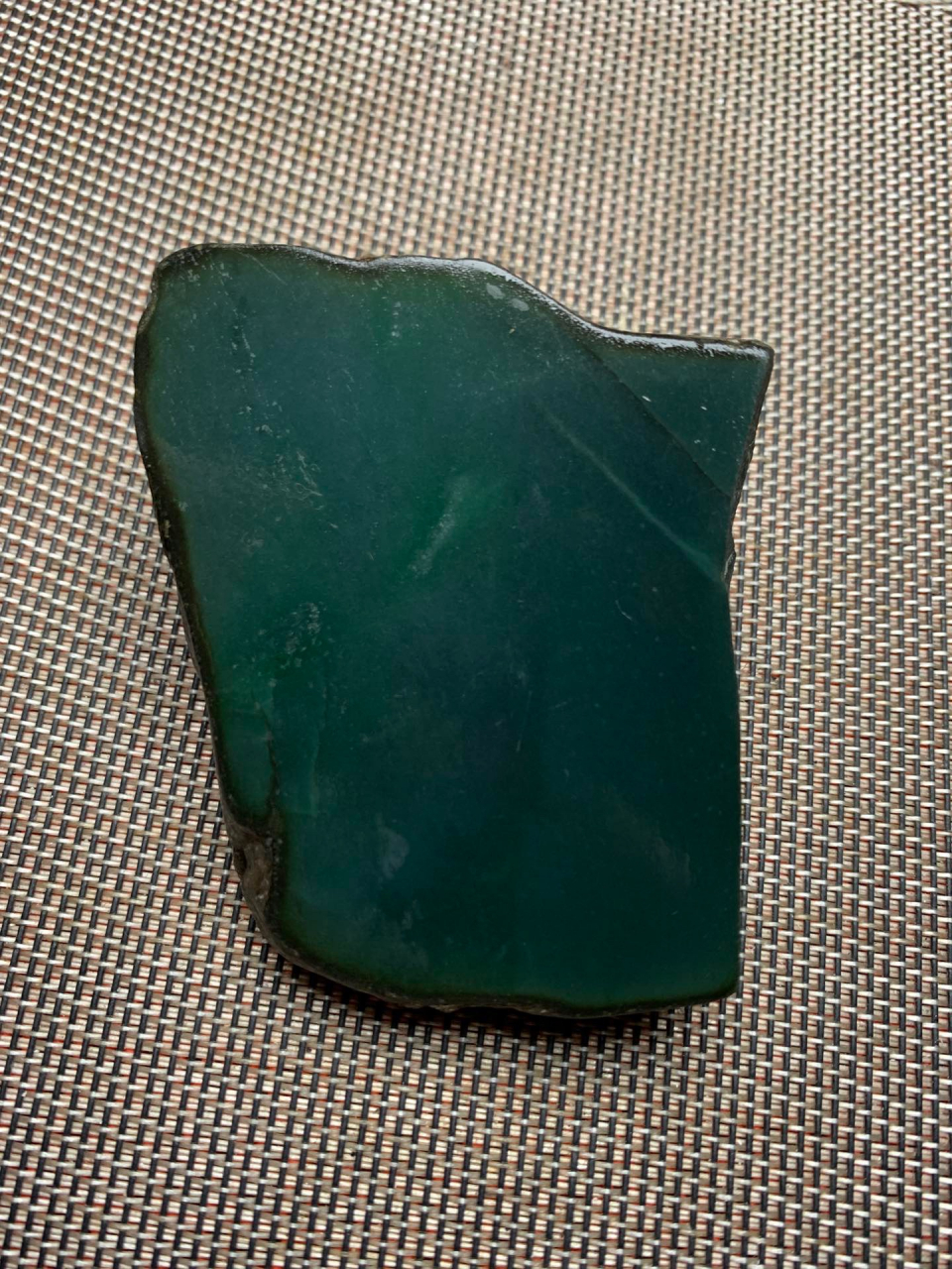 240克莫湾基,极品冰种老蓝水,肉质非常细腻,达到蛋面级别,依稀飘有