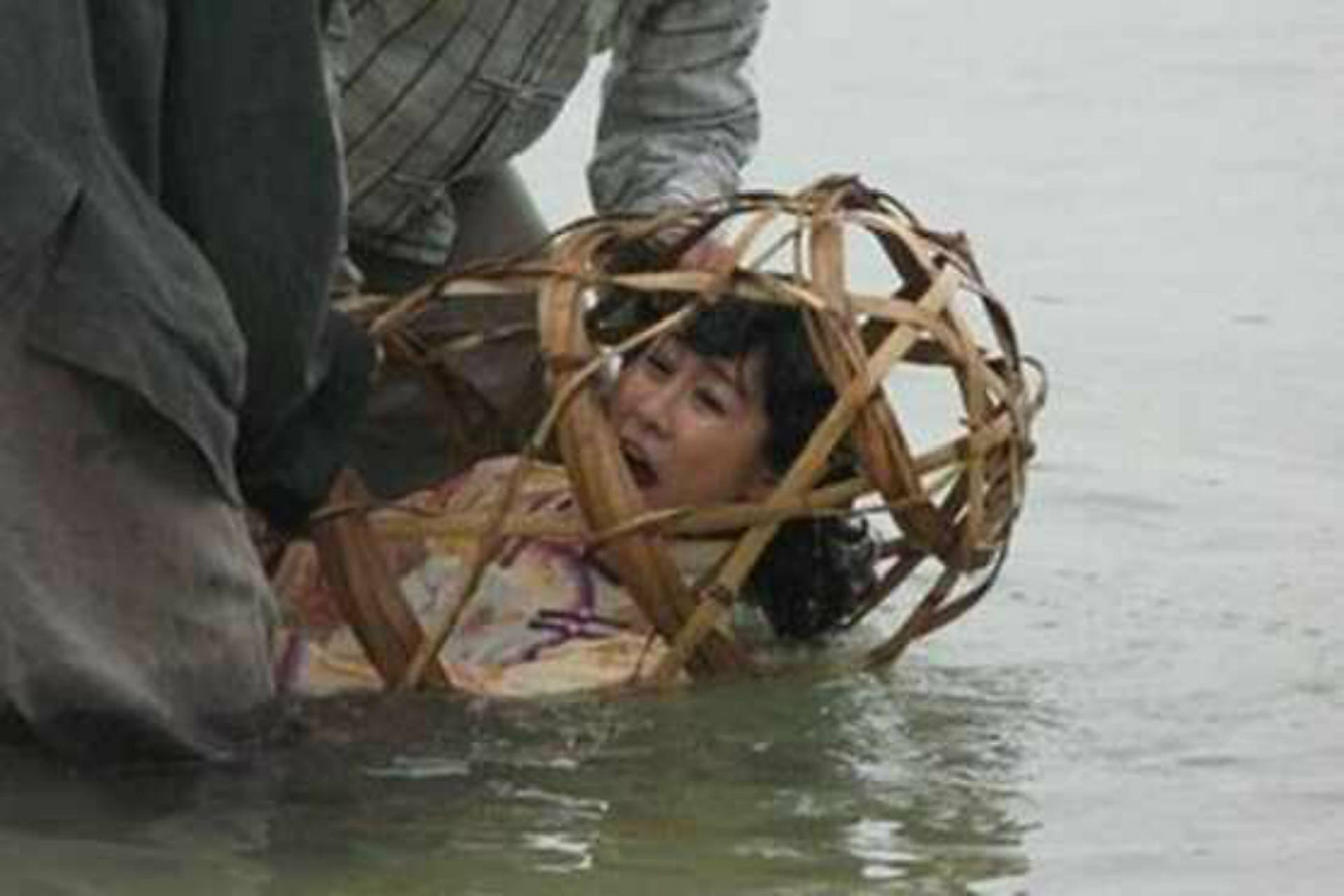 封建社会愚昧落后,竟然用"浸猪笼"的残忍手段惩罚生活作风不检点的