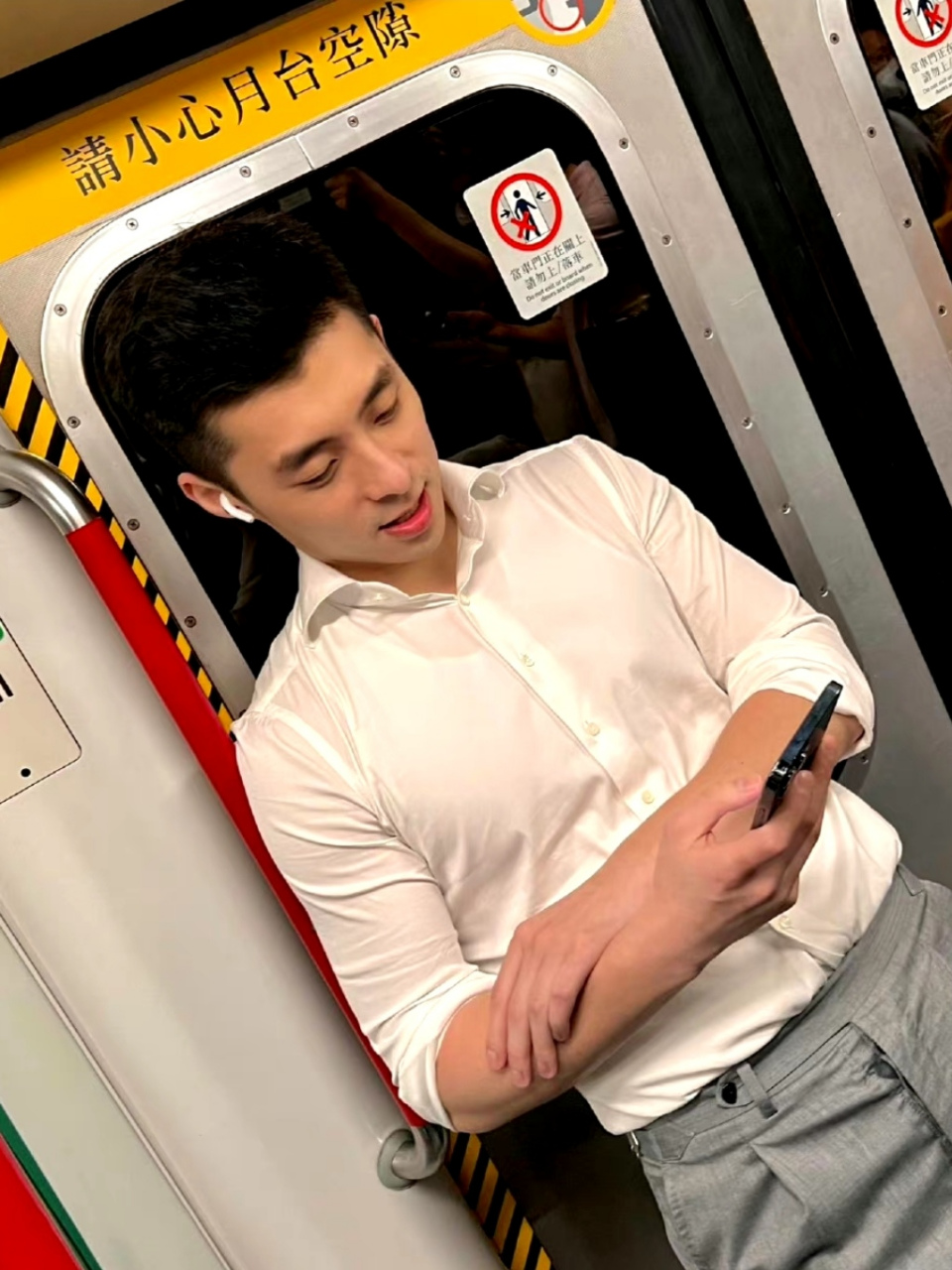 地铁上看到的白衬衫正装帅哥,看着他低头玩手机的模样真是可爱极了,也