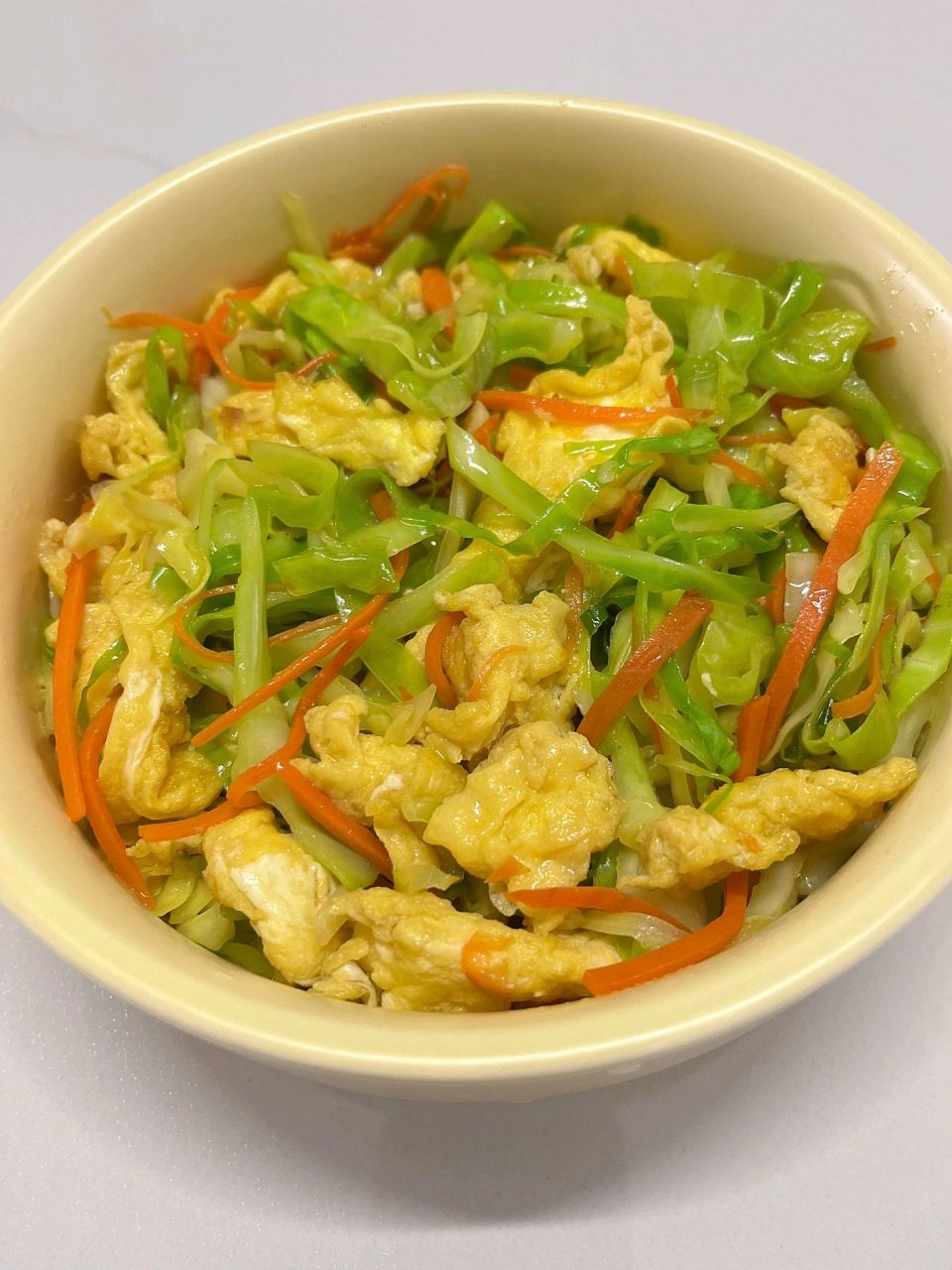 绿甘蓝炒鸡蛋04女儿的最爱 甘蓝是很适合肠胃不好的人吃的.