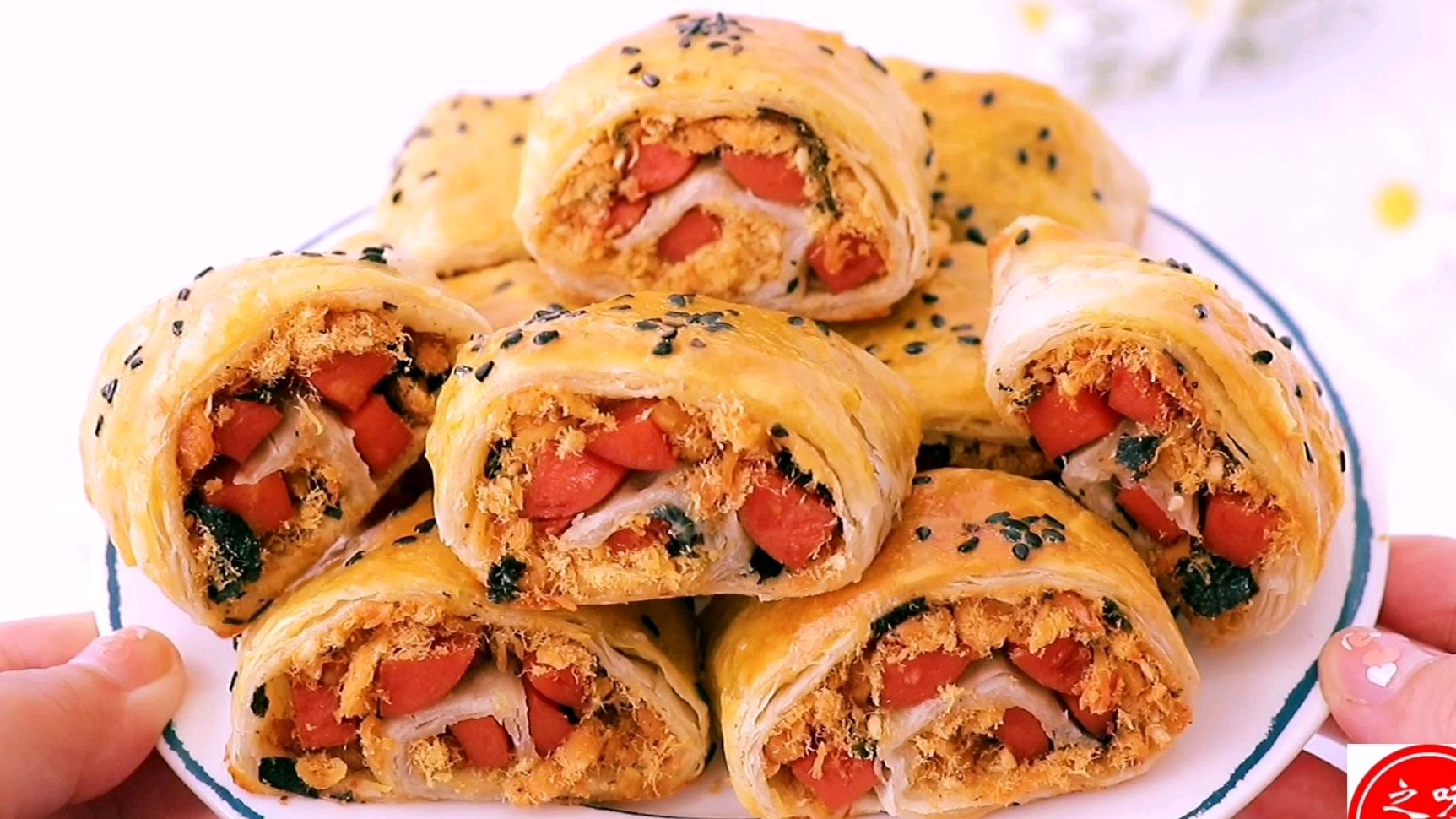 1个手抓饼,2根火腿,一点肉松,一卷一切一烤,美味的肉松饼来咯