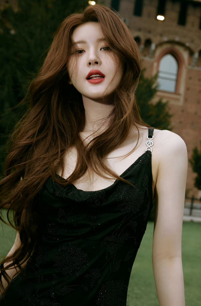 赵露思现身意大利庄园,新染的发色和黑色礼服非常搭调,口红色号也很