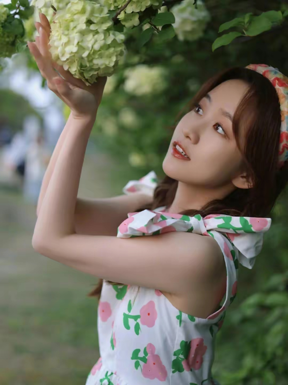 网友:陈美含双扎麻花辫搭配碎花连衣裙,笑容甜美可爱