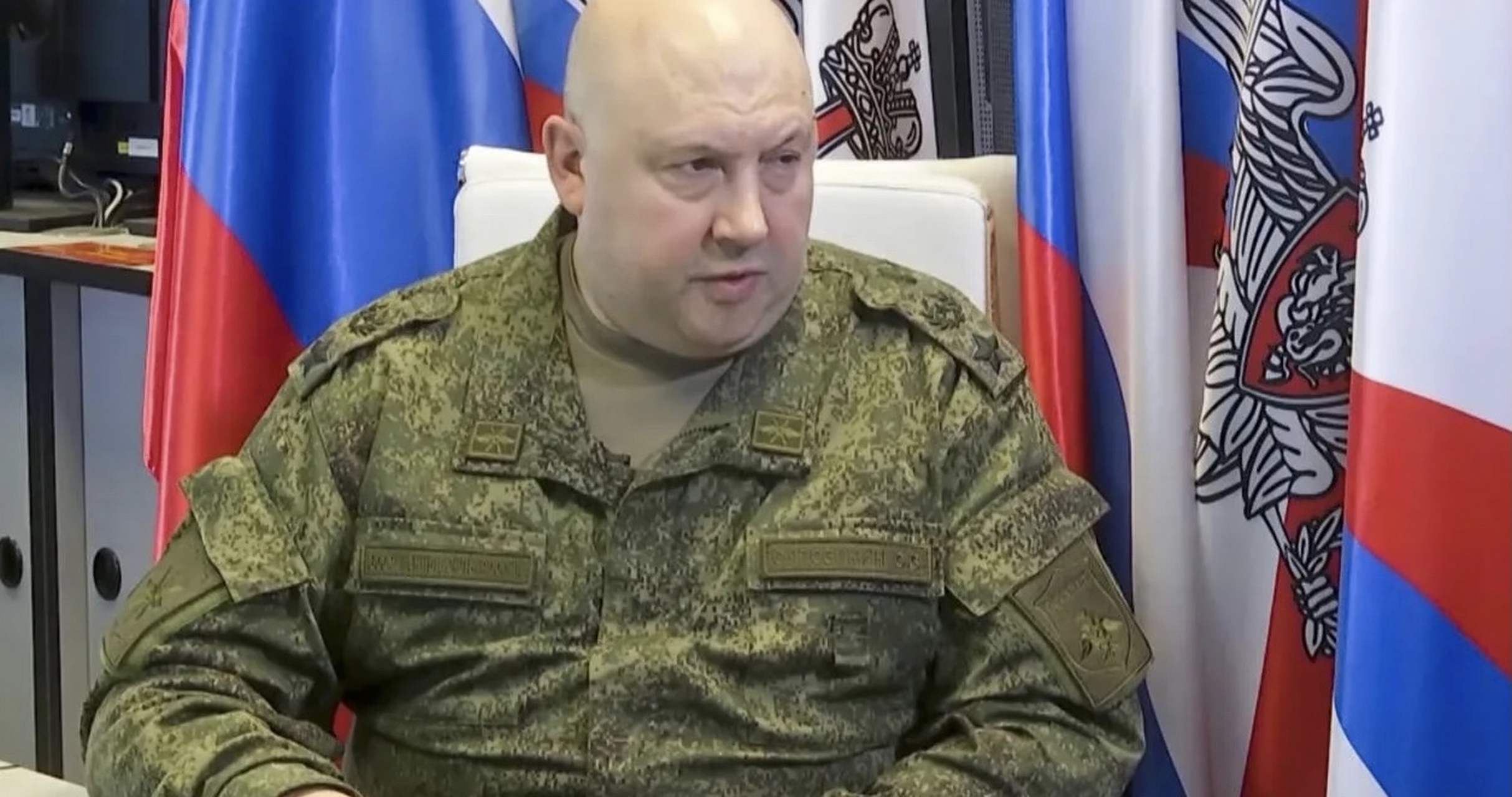 美国媒体称,俄罗斯空军司令苏洛维金不是休假而是被拘留,跟他一同拘留