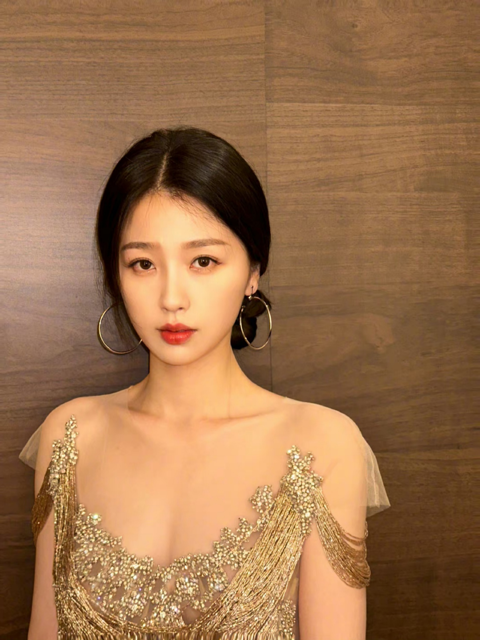 虞书欣# 镂空鎏金长裙,甜美灵动,性感迷人