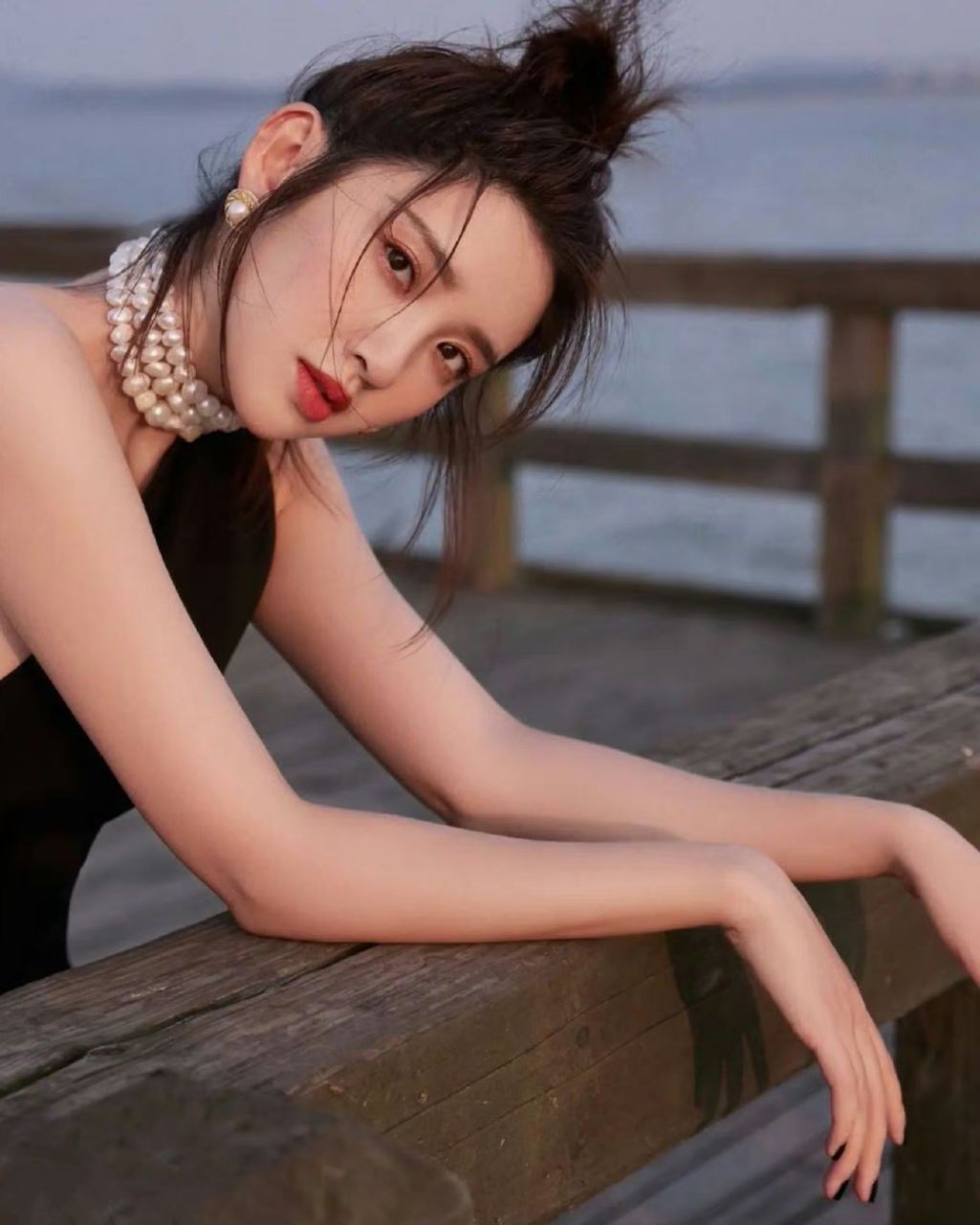 唐艺昕# 一袭黑色斜肩露背束身裙,甜美清纯的容颜,窈窕曼妙的身材