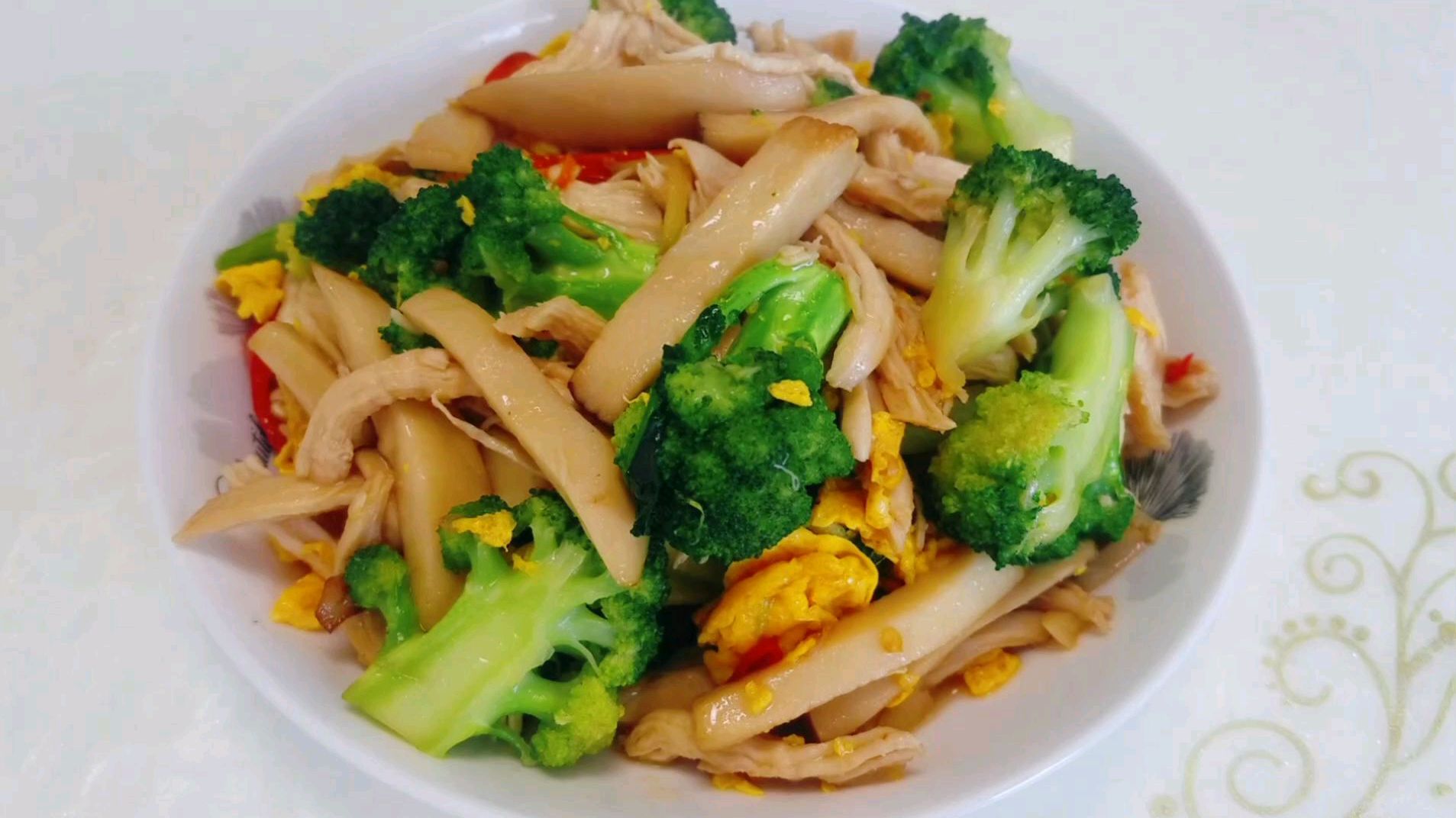 家产美食杏鲍菇鸡胸肉炒西兰花这样搭配真营养又美味