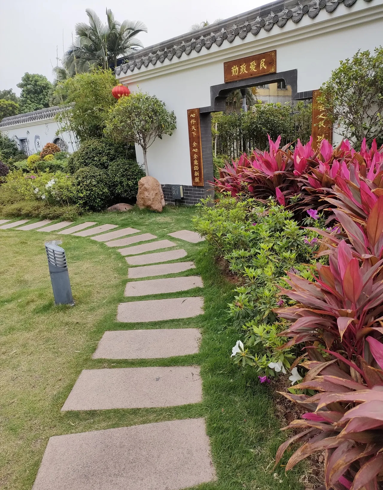 同学聚会时,发现有四个人至今仍然单身,刚好可以凑成两对