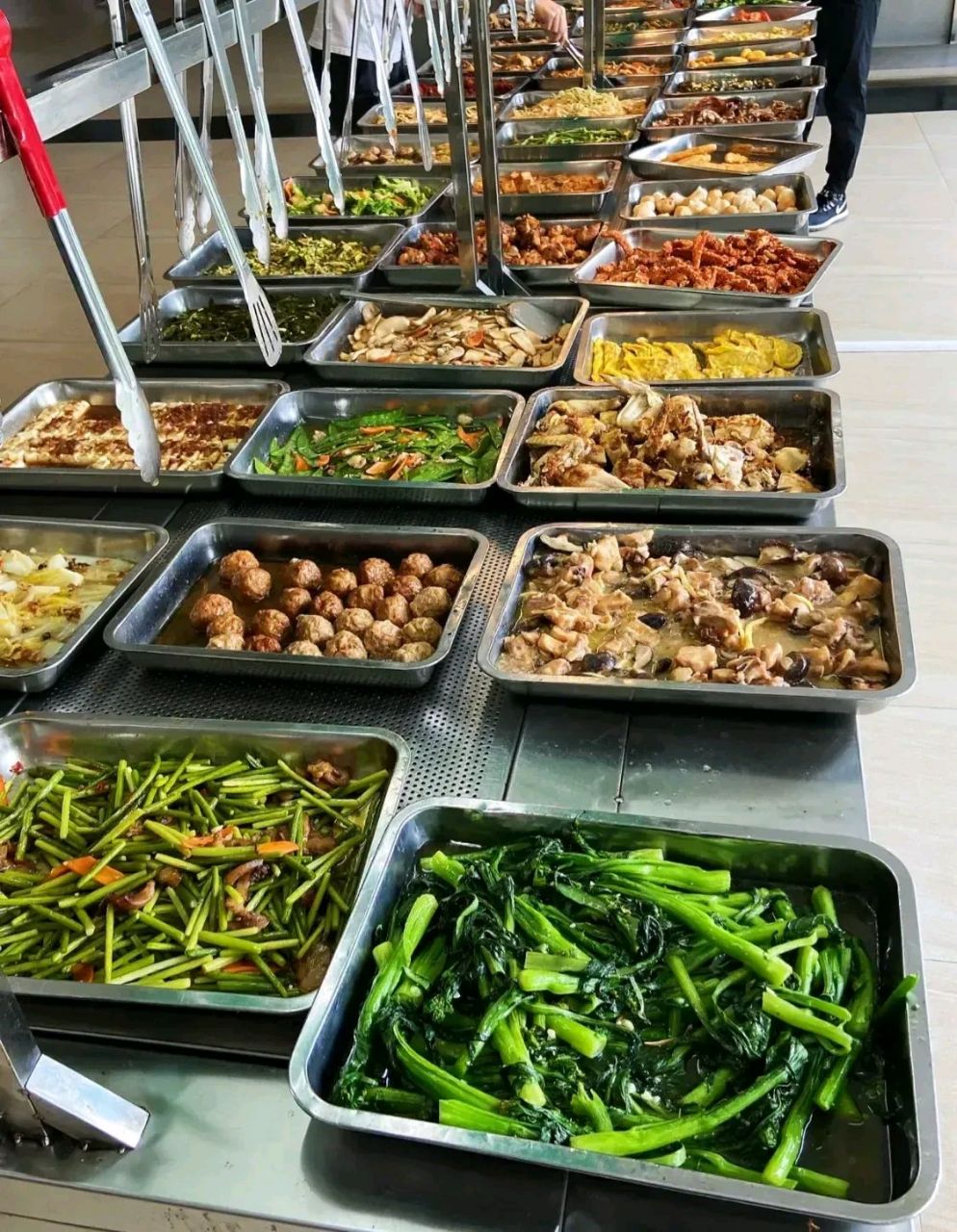 街边上的自家自助中餐,15块一个人管饱,只要不浪费可以随便吃.