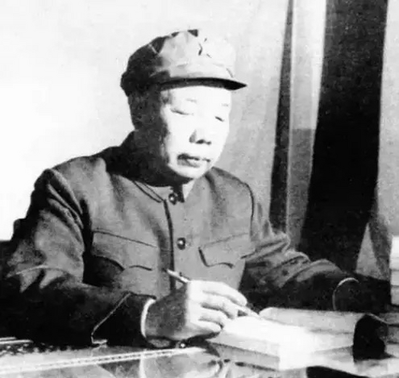 萧华问:"你们知道我是谁吗?