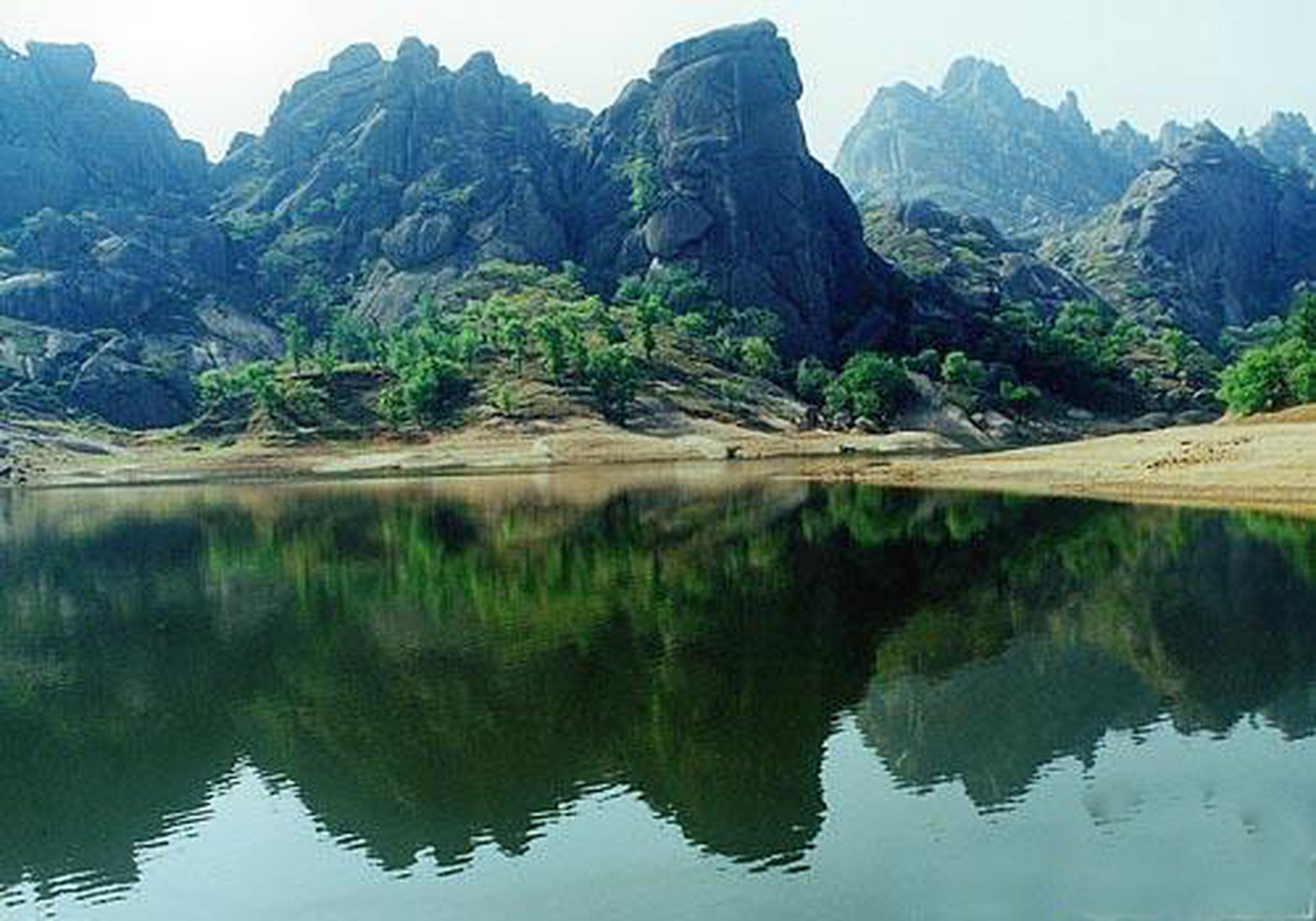 薄山湖景区位于驻马店市南部,桐柏山和河南伏牛山的交汇处,是一处以