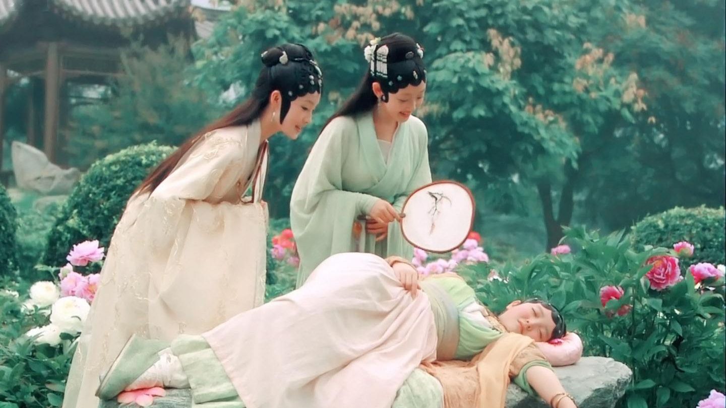 红楼梦中最美的三个镜头,黛玉葬花,宝钗扑蝶,现在3亿也拍不出