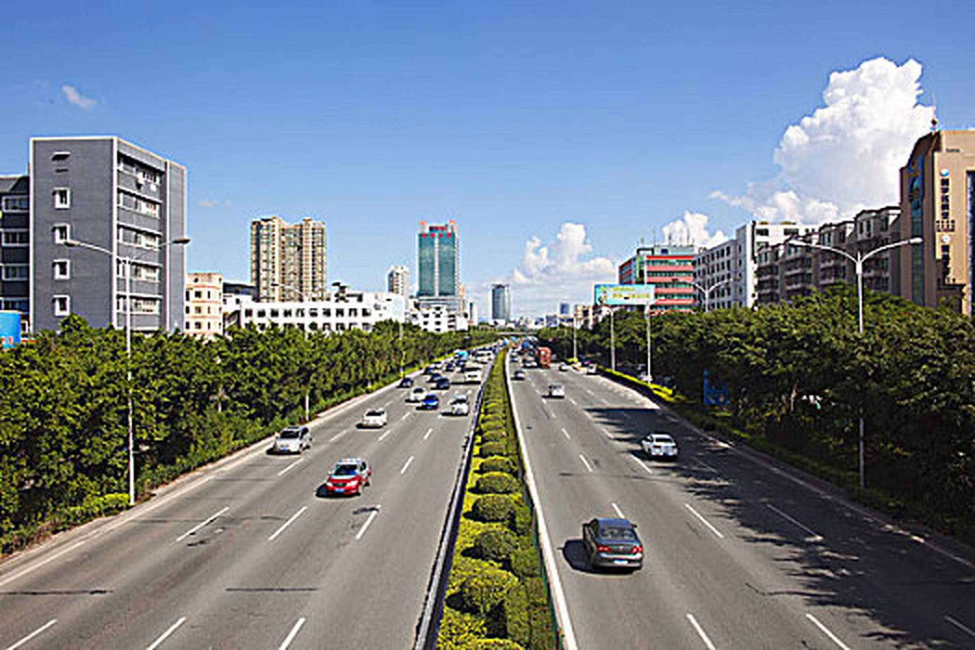 周末从东莞去了一趟深圳,走的广深公路,发现在东莞公路上乱窜的货车到