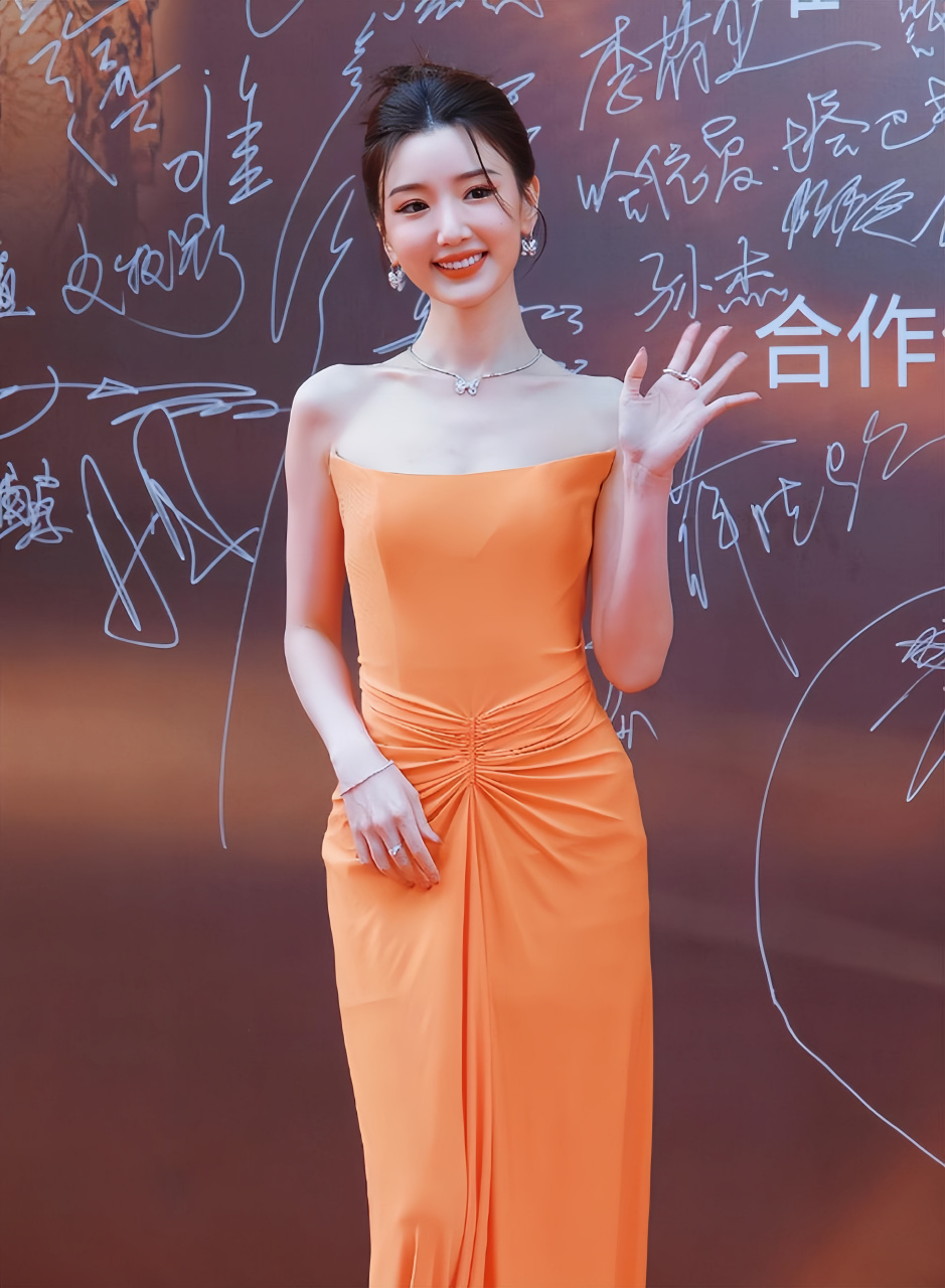 这段时间,因为与陈晓合作的《云襄传》热播,毛晓彤的脸引起了很大