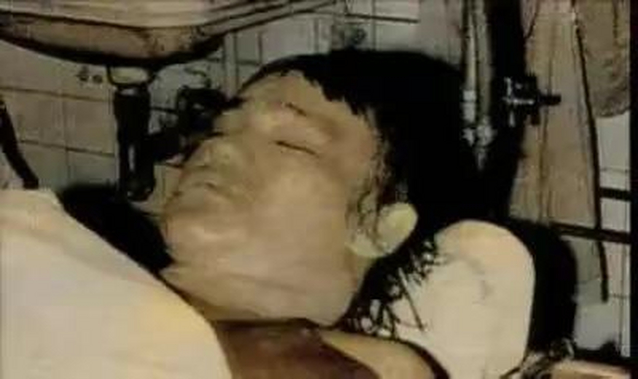1973年7月,李小龙病逝后,一张罕见的遗容照片拍摄于几个小时前