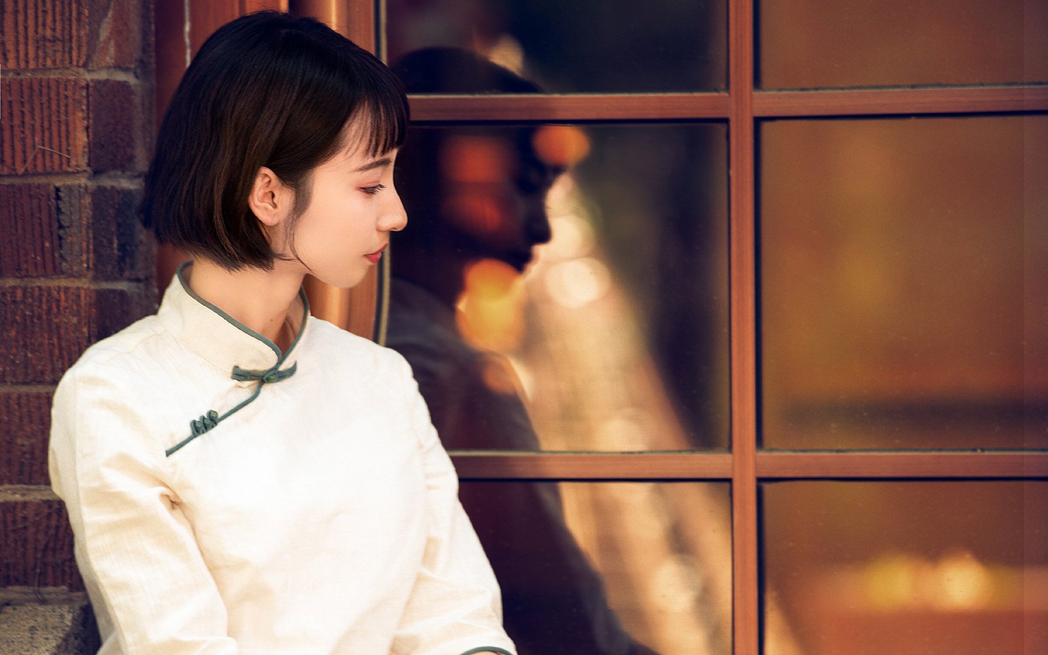 一个男人从小就喜欢画女人的侧脸,但他身边没有谁是长这个样子的.