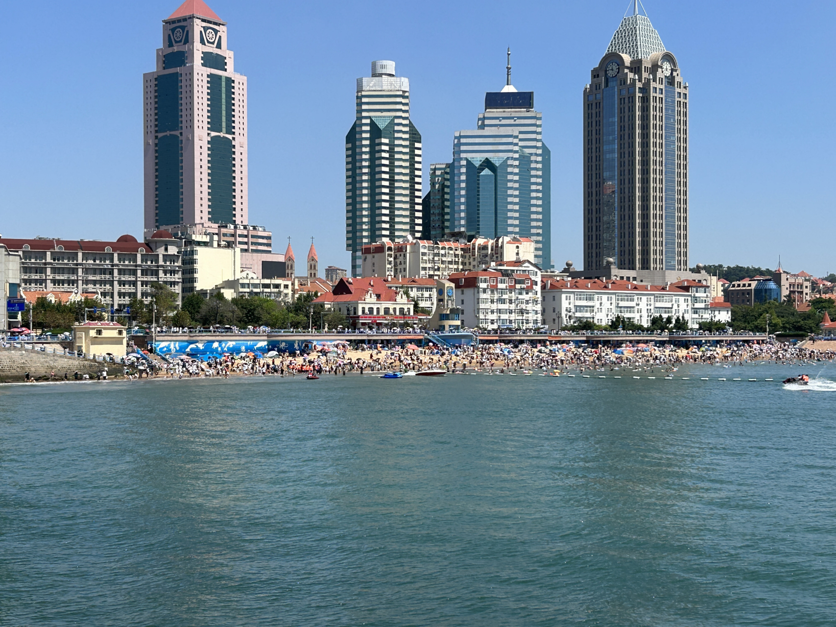 青岛位于中国东海岸,拥有美丽的海滩和清新的海风,是一个非常适合放松