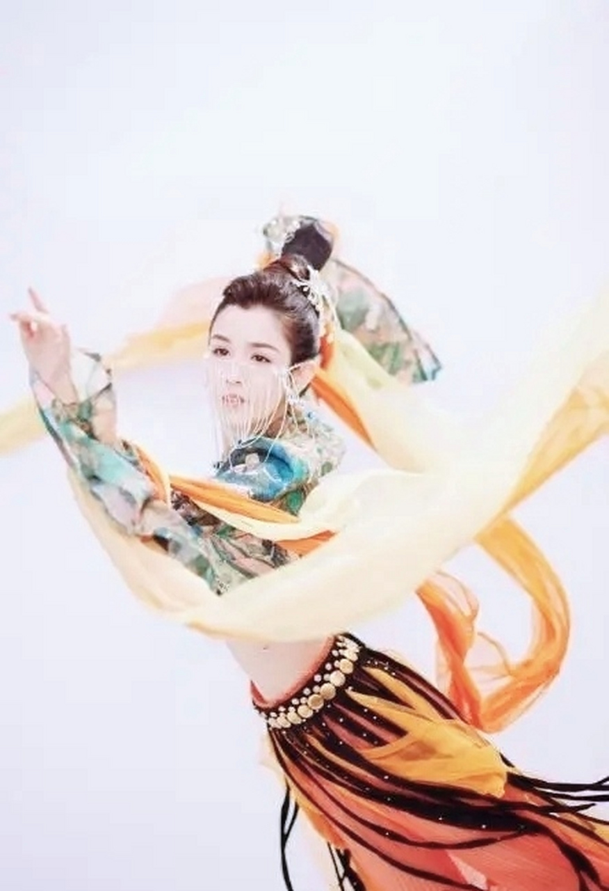 哈尼克孜一梦敦煌舞蹈惊艳了很多人,她的表演充满了灵动和魅力