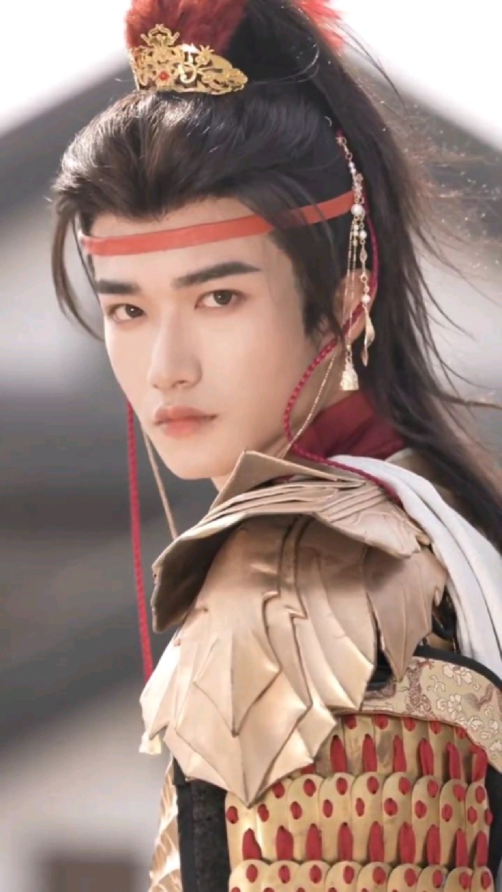 极美古装男子如鬓若刀裁,眉如墨画,面如桃瓣,目若秋波