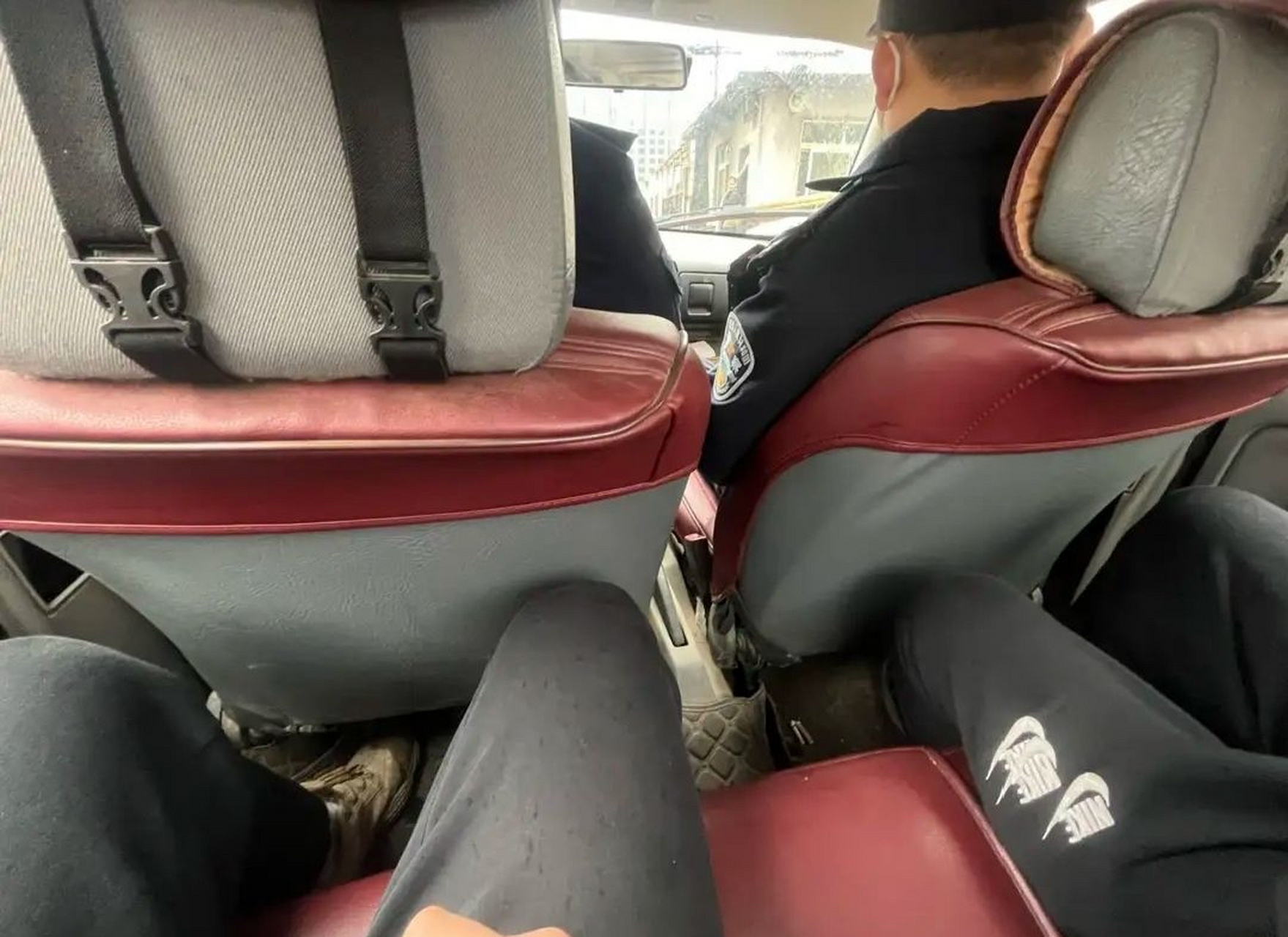 第一次坐警车,需要注意什么?#趣图搞笑