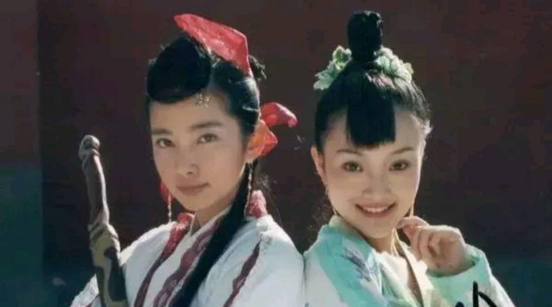 一次,李小璐和李冰冰拍野外戏时,两人突然拉肚子,找了好久,才找到一个