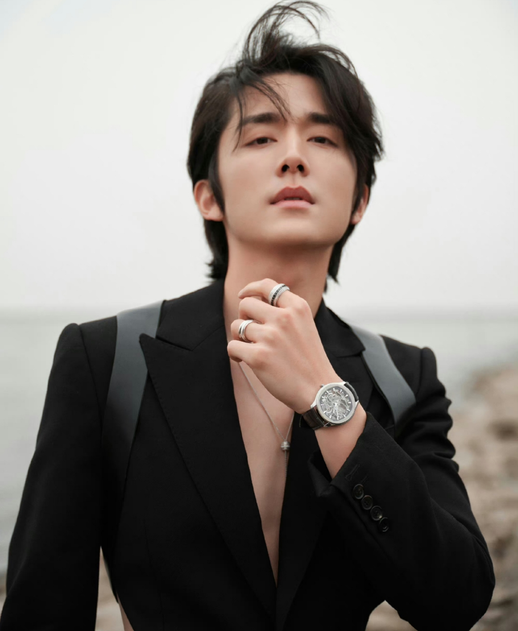 张成新拍摄了一组深v露背西装照,美出了新高度,惊艳了所有人.