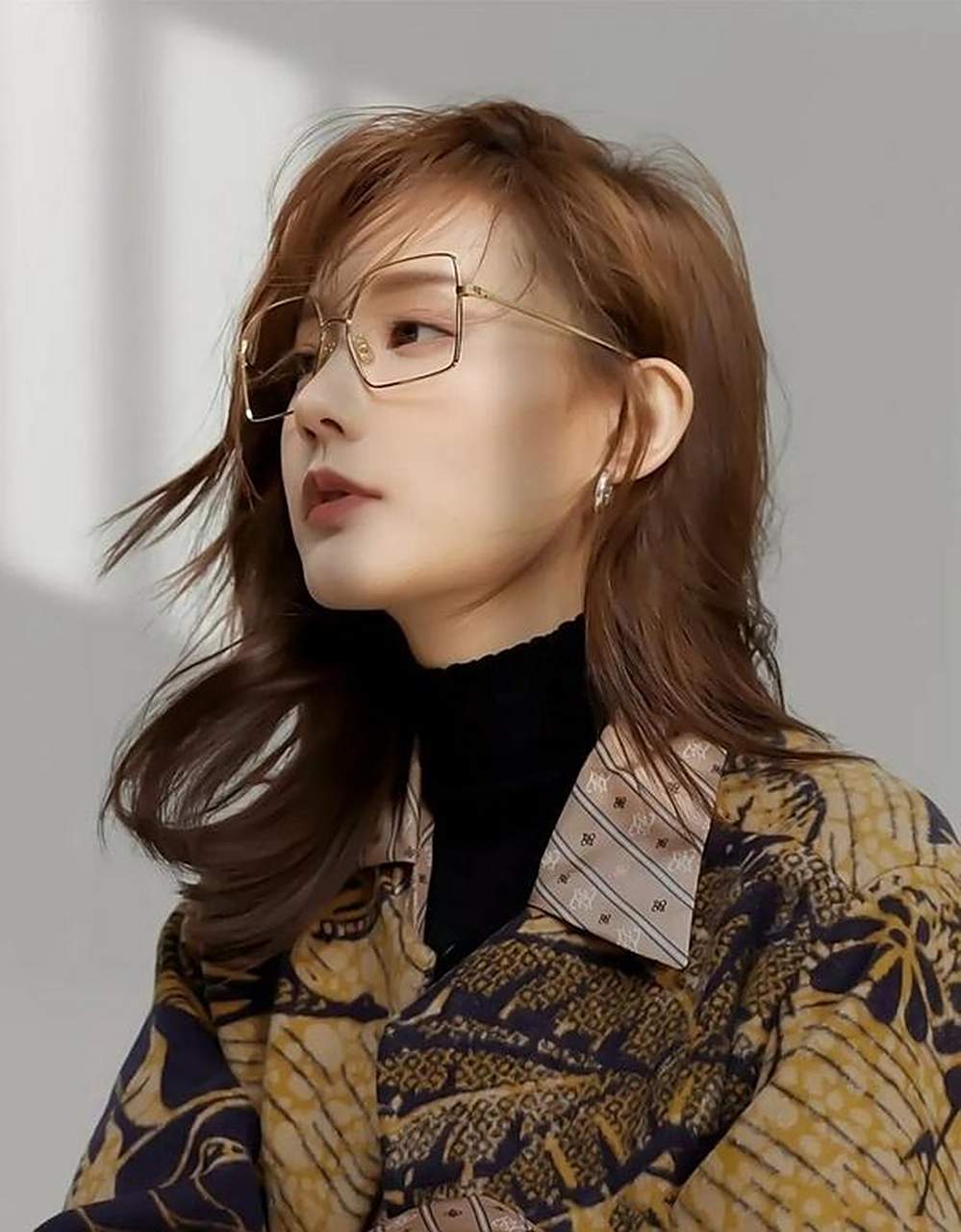 近日,演员李一桐坐飞机脱鞋,被网友拍到,网友:看来美丽与素质无关.