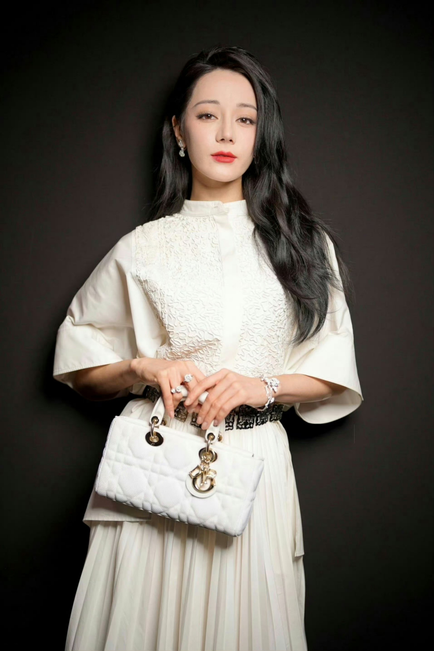 迪丽热巴和金智秀同场亮相大秀,身穿的dior 2024早春度假系列,设计是