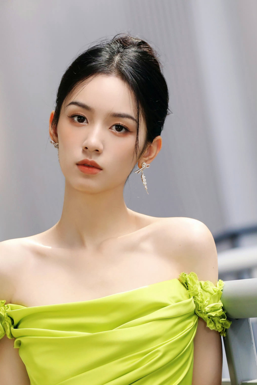 周也 你是一块巧克力,乖巧可爱又美丽 白嫩玉足 宝藏女孩 清冷美女
