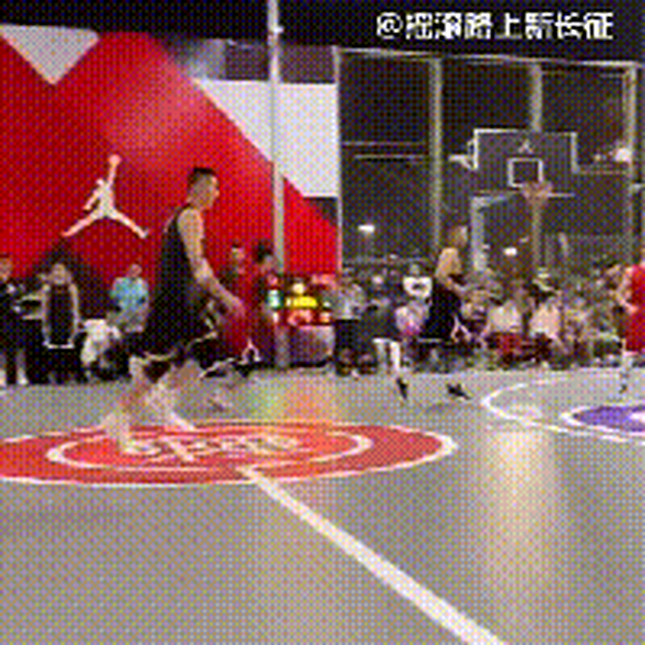 身高205厘米的孙悦职业生涯巅峰时期一直在打控球后卫!