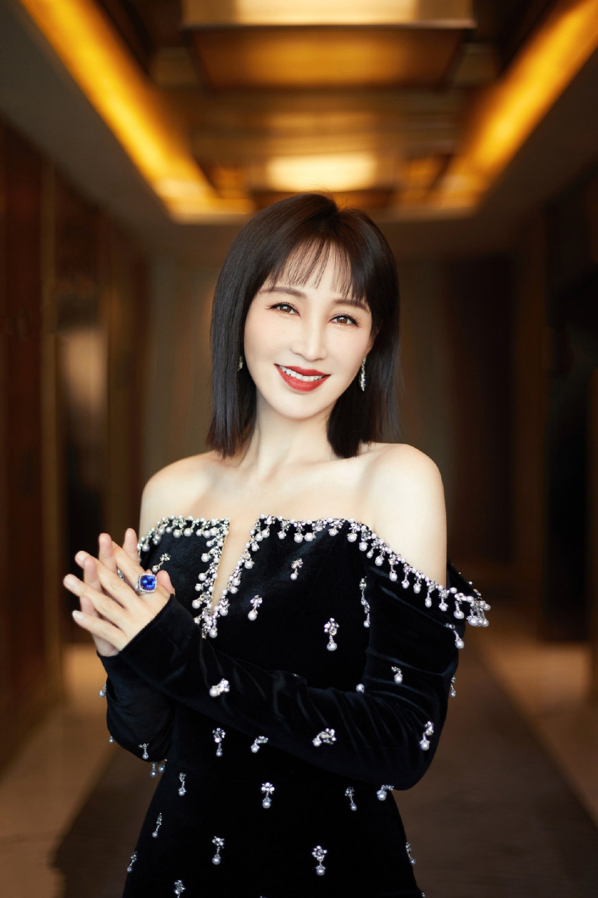 岳丽娜# 肤白貌美的容颜,白皙细嫩的肩颈线,性感妩媚的小蛮腰,高贵