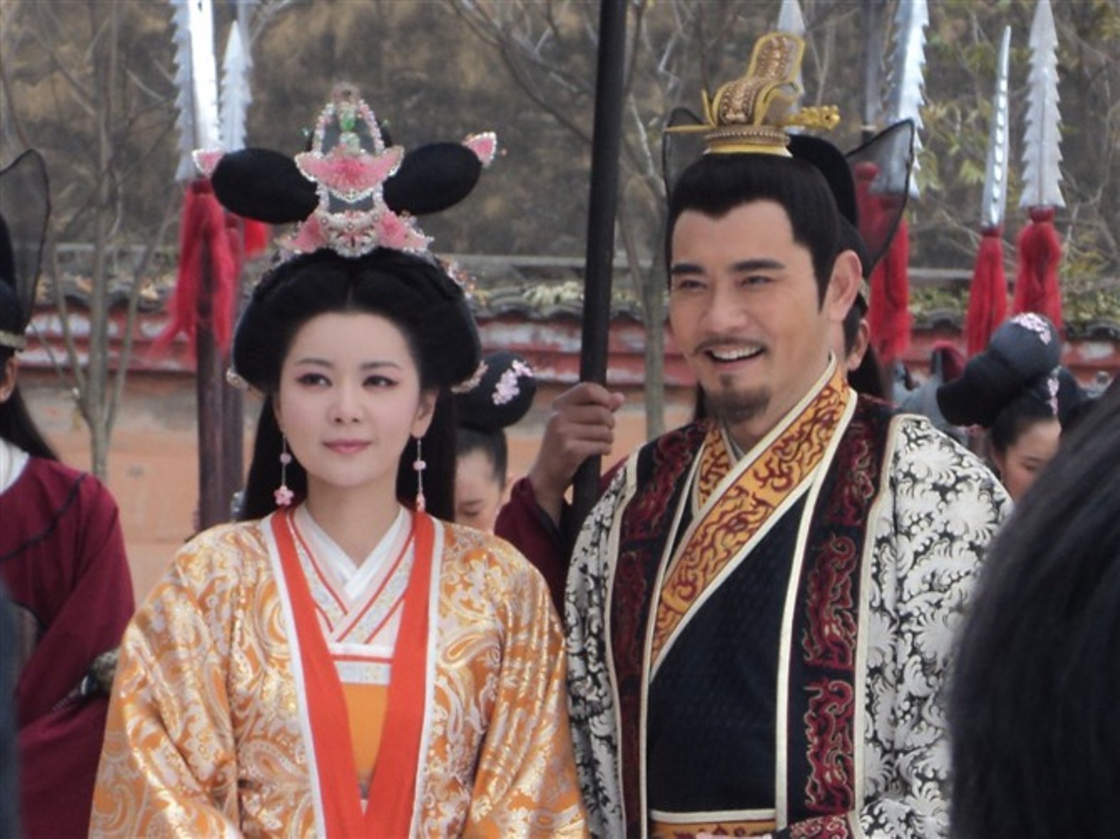 陈叔宝借着酒意硬拉10岁张丽华同寝.张丽华初承雨露不胜羞涩